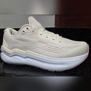 Clean! Womens Brooks Ghost Max 2